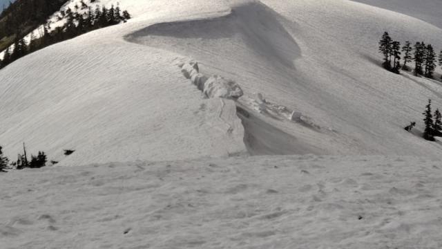 雪がたっぷりと残っている中門岳方面は、画像のような通行注意箇所があります