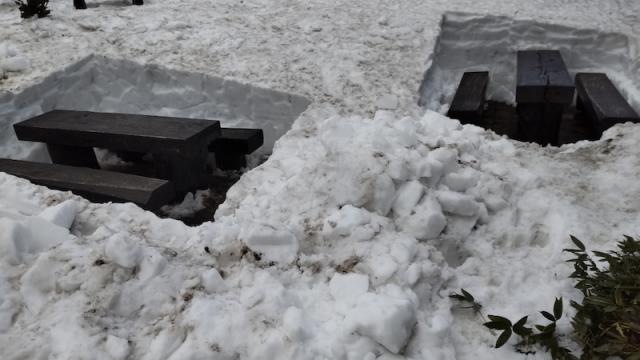 雪の下に埋まっている小屋前のテーブル堀り出しました。雪上でアイゼン脱いでご利用ください