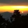 今日の夕陽。木々の間からは越後駒ケ岳。越後駒ケ岳の手前に荒沢岳も見えています。