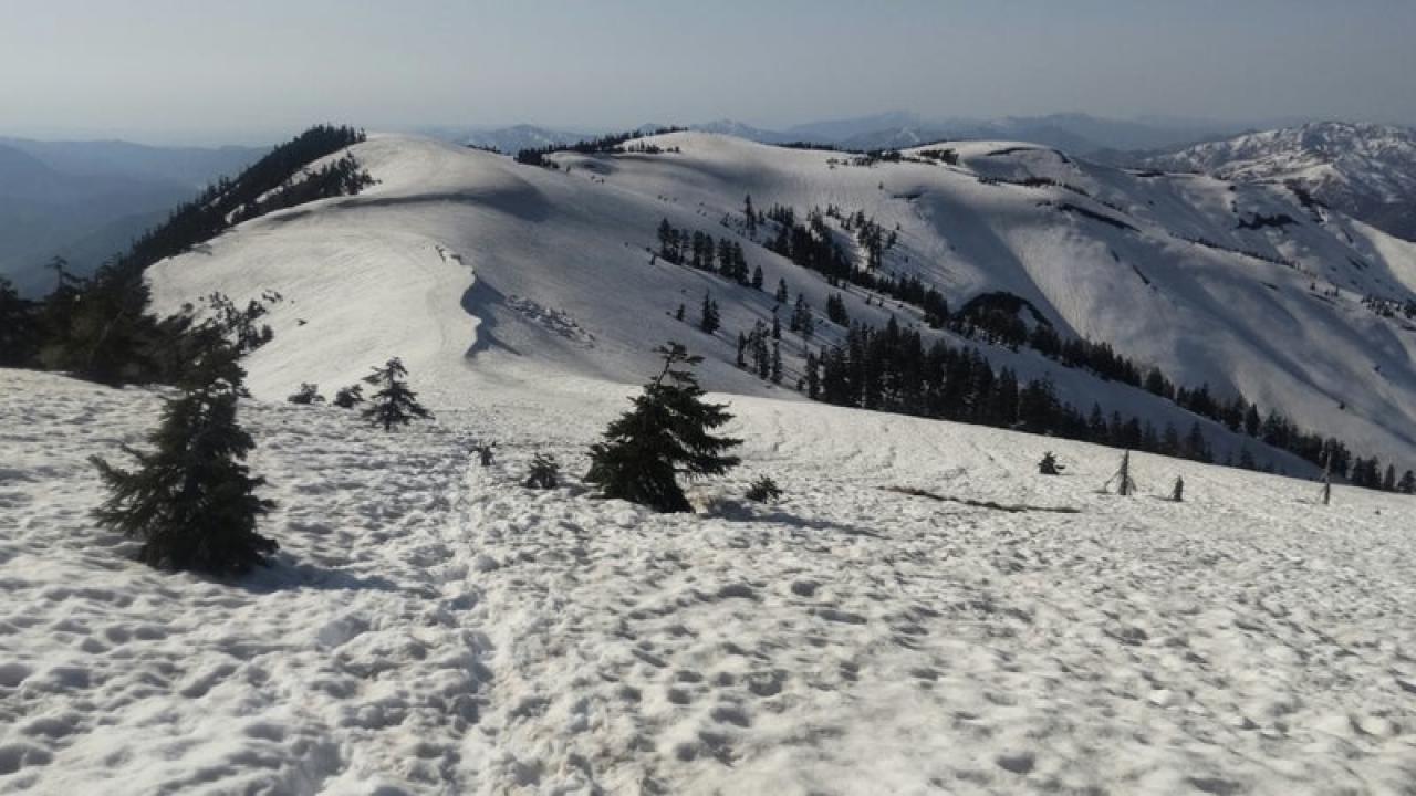 中門岳にはまだ雪多し 雪庇に注意
