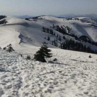 中門岳にはまだ雪多し 雪庇に注意
