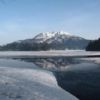 早朝の尾瀬沼の湖面に写し出された燧ケ岳。まだ、雪が全て解けていないので、完全な『逆さ燧』とまではいきません 
