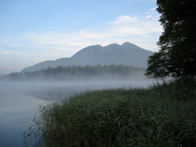 朝霧が立ち込める尾瀬沼と明け行く燧ケ岳 
