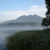 朝霧が立ち込める尾瀬沼と明け行く燧ケ岳 