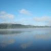 この秋一番の冷え込みで、湖面には朝靄が立ちました 