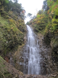 紅葉に彩られた落差約50ｍの渋沢大滝 