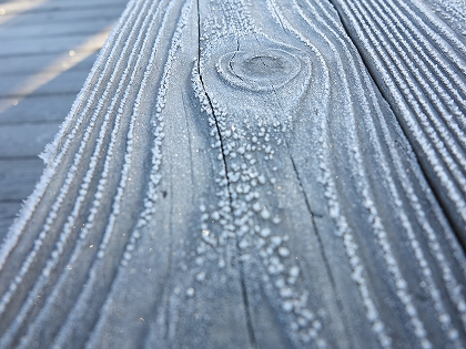 川の流れを思わせるベンチの模様　霜の芸術です 