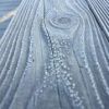 川の流れを思わせるベンチの模様　霜の芸術です 