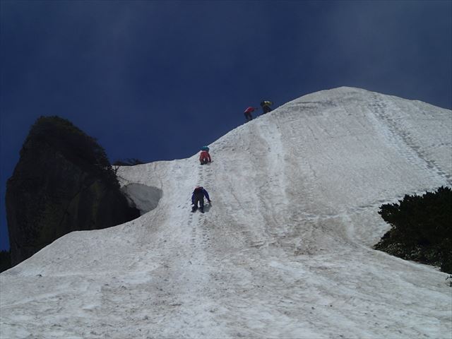 燧ヶ岳へは雪が多く、アイゼン・ピッケルは必須です