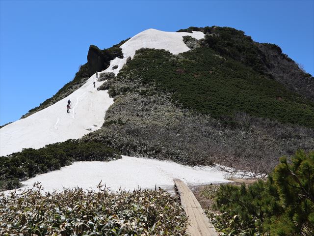 燧ヶ岳はまだ残雪が多く一般向きではありません
