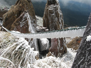 至仏山はロープに雪が凍りつく 