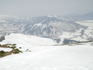 至仏山残雪状況　高天が原からムジナ沢方面の様子