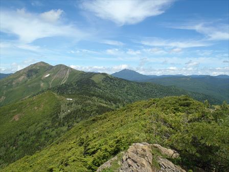 笠ヶ岳からの景色。左手前が至仏山、中央の奥が燧ヶ岳