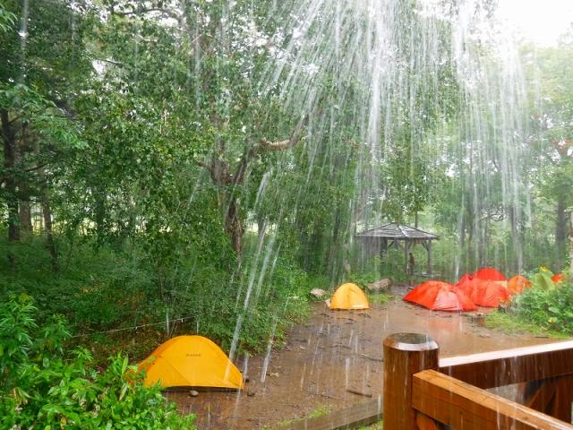 突然の雷雨に見舞われるキャンプ場