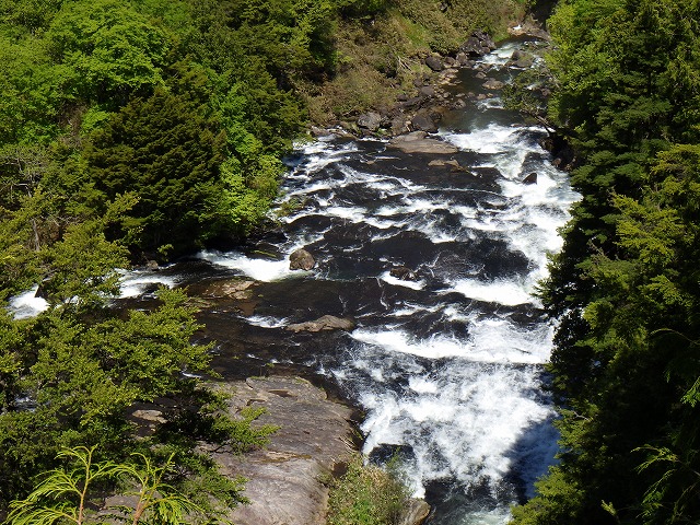 平滑の滝、今は水量が多く迫力があります