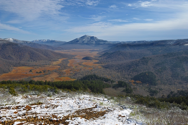 至仏山から見下ろす尾瀬ヶ原。登山道には積もった雪が残っています
