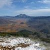 至仏山から見下ろす尾瀬ヶ原。登山道には積もった雪が残っています
