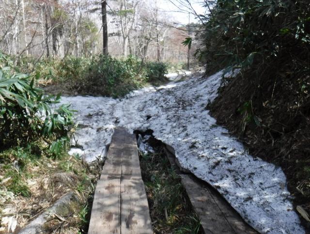 鳩待峠～山ノ鼻は、まだ一部で残雪に覆われています