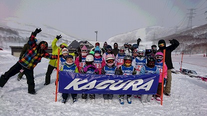 田代エリアのらくらくコースで行われたちょっかりレースの様子です。
雪は降っていましたが大勢の子供たちが参加しました。