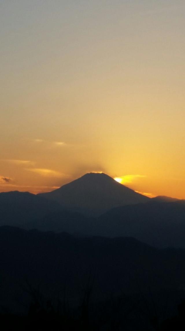ダイヤモンド富士が沈んだのち、富士山のシルエットに雲が科学エンジェルウイングに