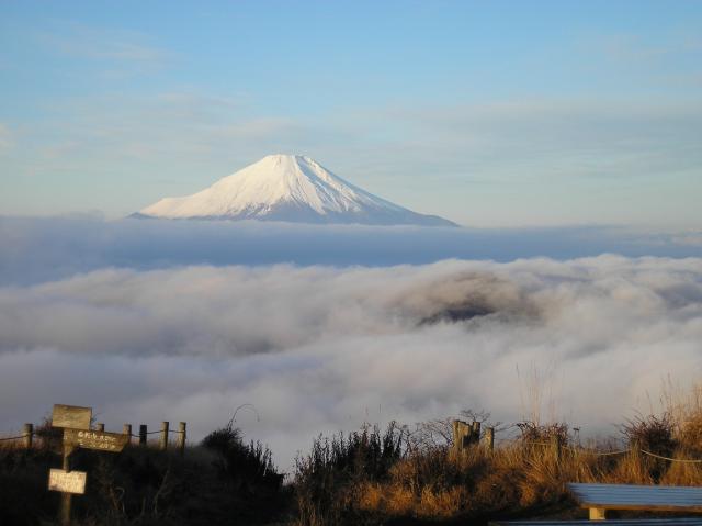 山頂から見える雄大な富士山 