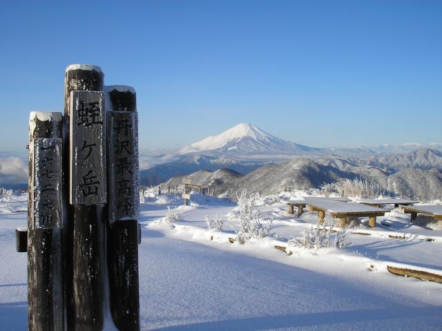 山頂付近と富士山の雪景色 