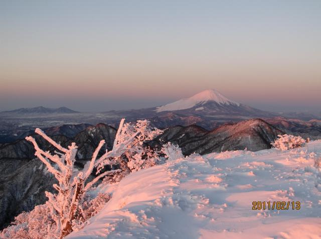 2/13の蛭ヶ岳山頂の様子。積雪が20cmと、週末は雪となりました 