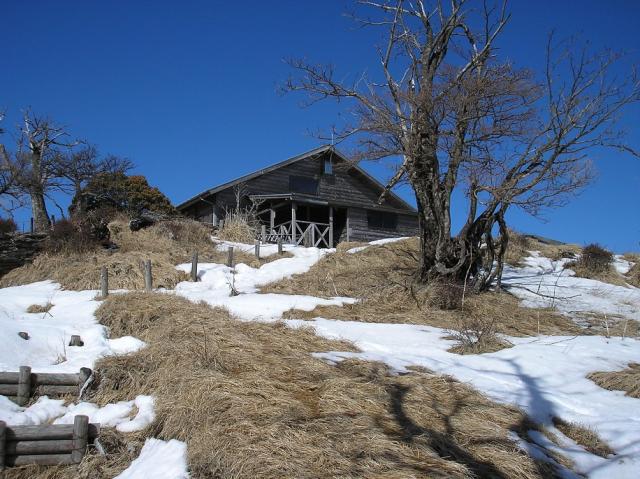 まだ残雪の残る蛭ヶ岳山荘周辺 