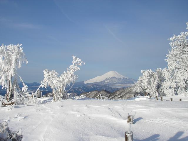 雪の蛭ヶ岳山頂と富士山 