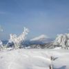 雪の蛭ヶ岳山頂と富士山 