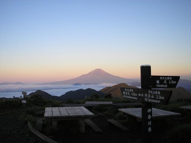 明け方、蛭ヶ岳山頂から富士山を望む 
