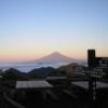 明け方、蛭ヶ岳山頂から富士山を望む 