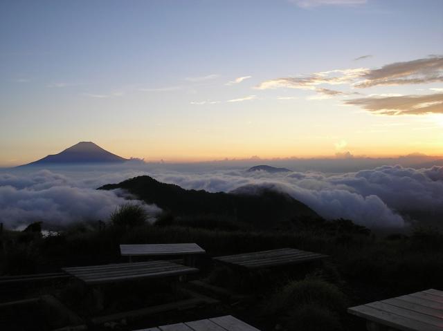 蛭ヶ岳山頂から夜明けの富士山　 