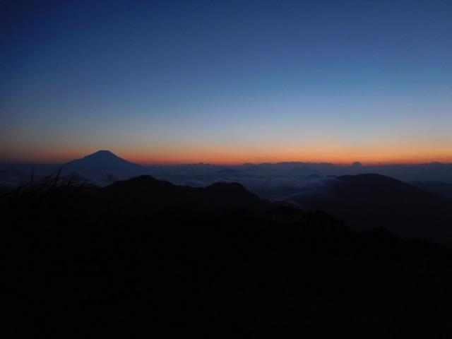 日没前、夕焼けに染まった富士山や南アルプスは、とても幻想的です。
