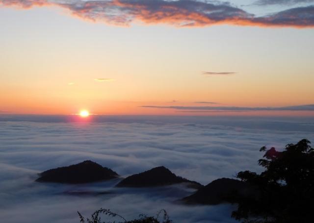 雲海からの日の出(2015.08.26　蛭ヶ岳山荘 )