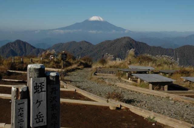 甲府地方気象台は11日、富士山の初冠雪を観測した翌日、蛭ヶ岳からも富士山の初冠雪が見られました。