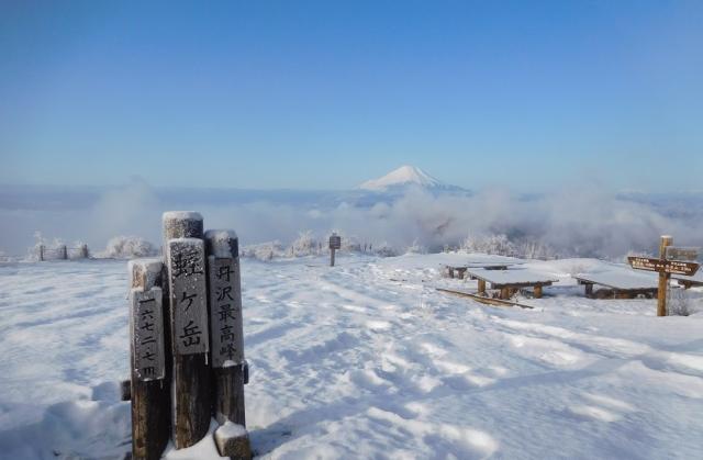 凍てつく山頂から富士山を臨む