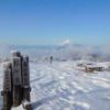 凍てつく山頂から富士山を臨む