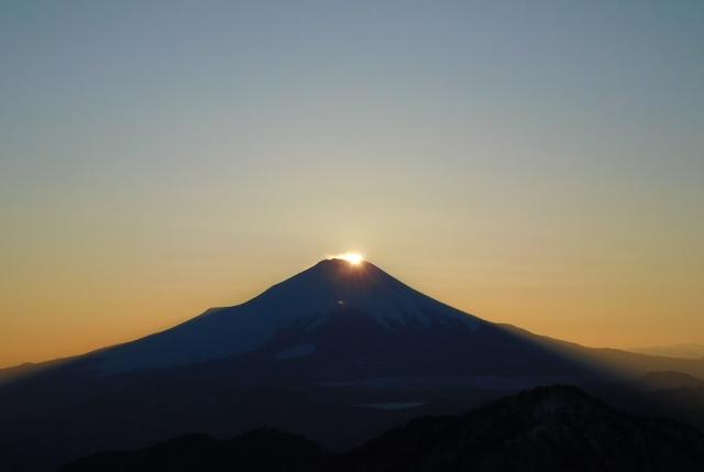 富士山山頂の右端に、夕陽が沈みました。ダイヤモンド富士です。