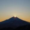 富士山山頂の右端に、夕陽が沈みました。ダイヤモンド富士です。