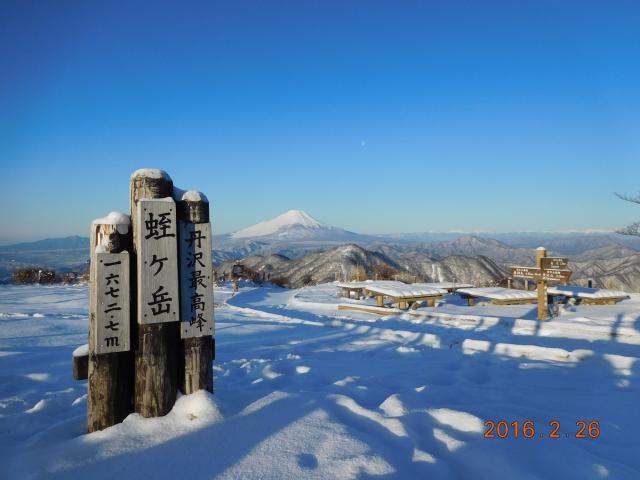 まだまだ白い富士山を山頂から
