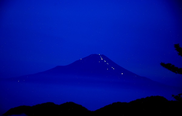 富士山を登る登山者の灯り