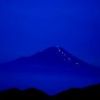 富士山を登る登山者の灯り