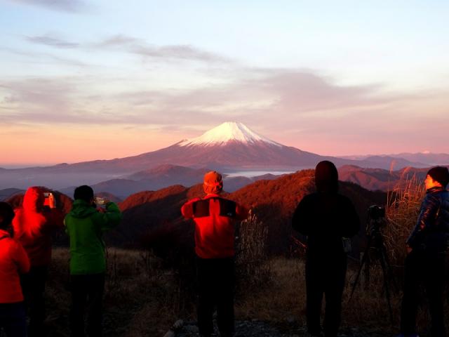 富士山の遠望に集う人々