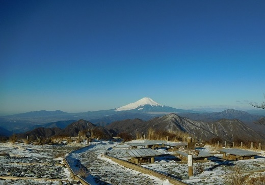 山頂にうっすらと残る雪の向こうには富士山