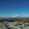 山頂にうっすらと残る雪の向こうには富士山