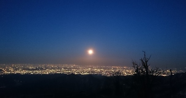 山荘ベランダより夜景と満月　18時15分