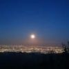山荘ベランダより夜景と満月　18時15分