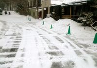 黒森から山荘までの車道は除雪してありますが、全域凍結しています。
