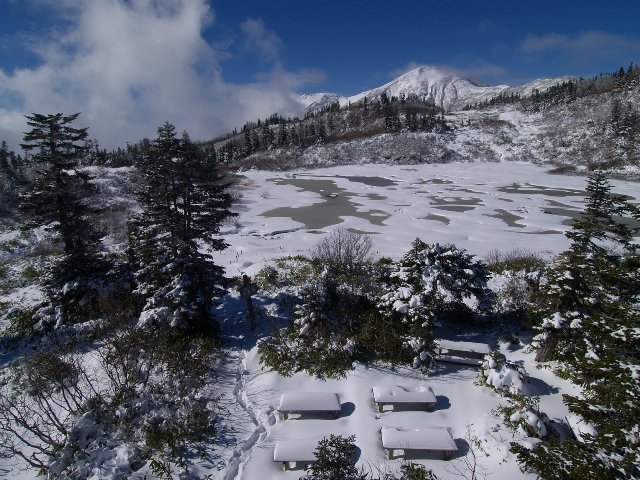 雪化粧した高谷池と火打山 